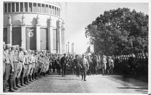 Heinrich Himmler, Ernst Röhm und Adolf Hitler vor der Befreiungshalle